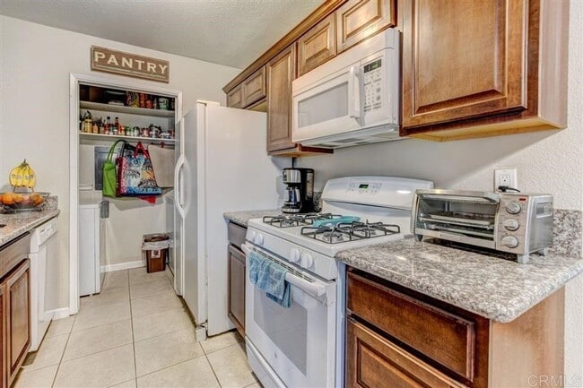 Building Photo - Spacious 2 bedroom 1 bathroom Condo with L...