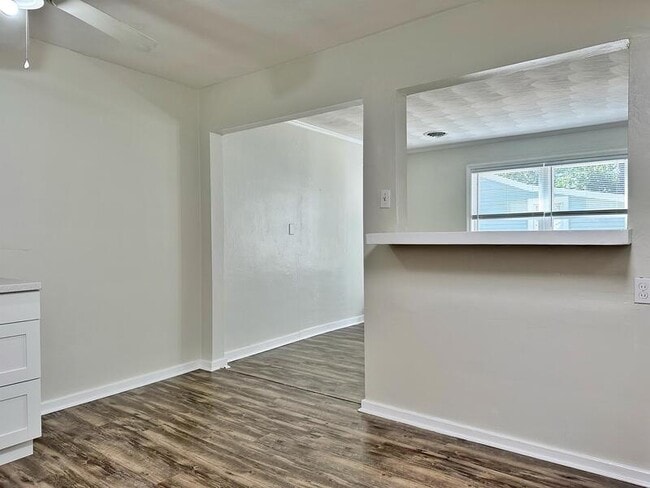 Building Photo - 852 W 48th St