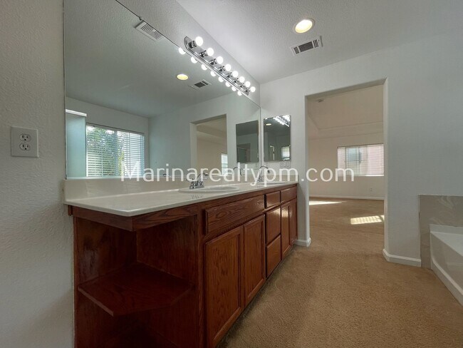 Building Photo - 5 Bedroom 2.5 Bath Two Story House