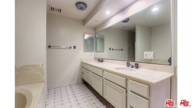 Building Photo - 1854 S Beverly Glen Blvd