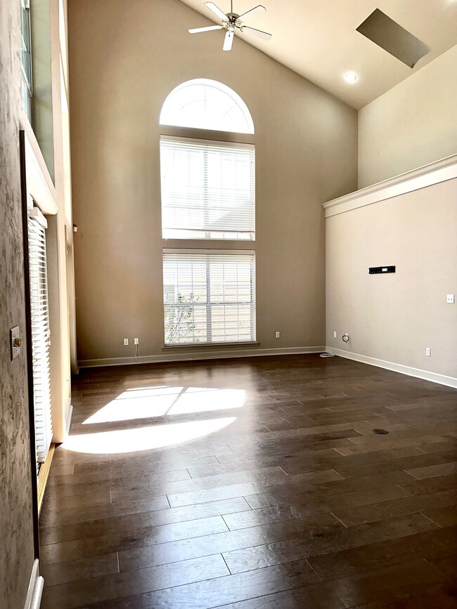 Building Photo - 10947 Palmetto Blvd