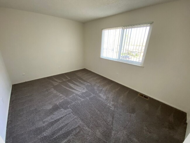 Building Photo - Remodeled 2 bedroom 1 bath townhouse