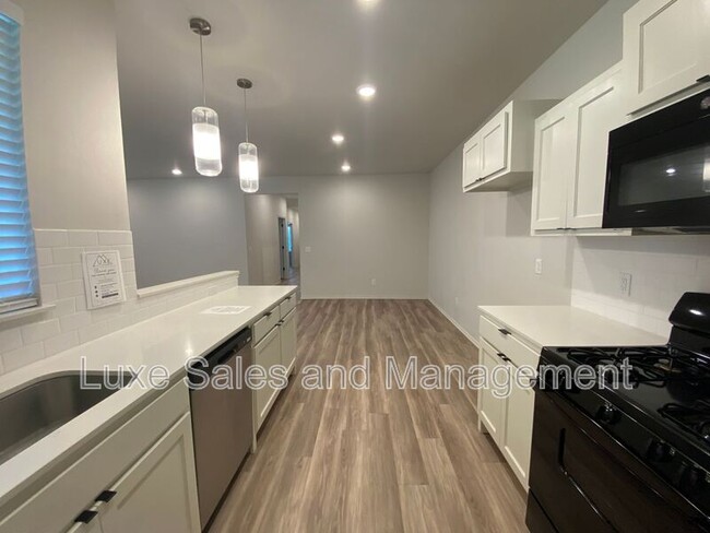 Building Photo - 8000 NW 110th Dr