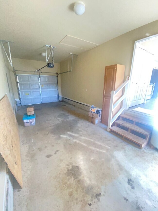 Building Photo - For Lease - 3 Bed, 2 Bath, 1232sqft Home o...