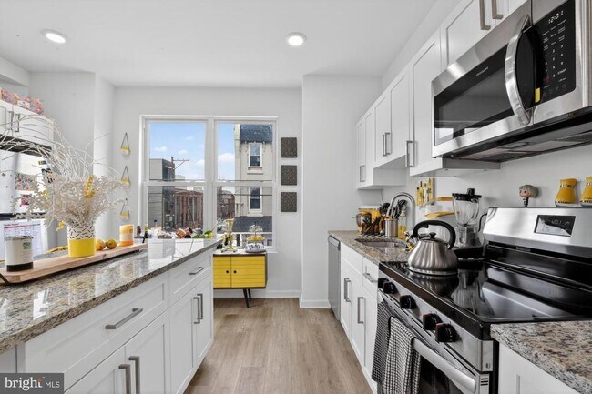 Building Photo - 2352 W Thompson St