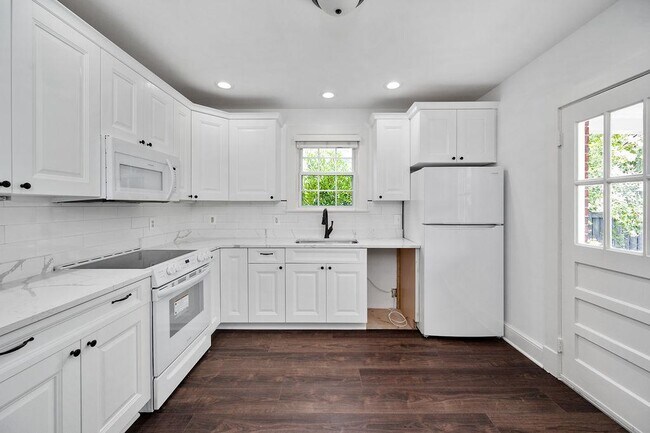 Building Photo - 819 Weedon St