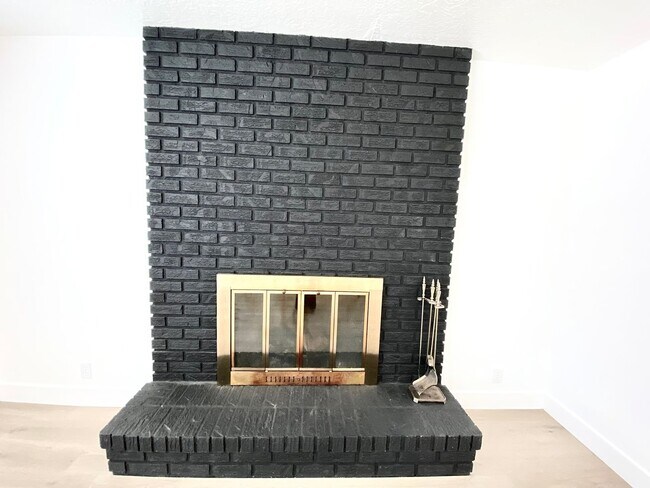 Building Photo - 3 bedroom 2 Bath 2 Car Garage Single Level...