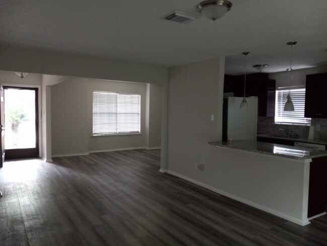 Building Photo - 15415 Poolview St