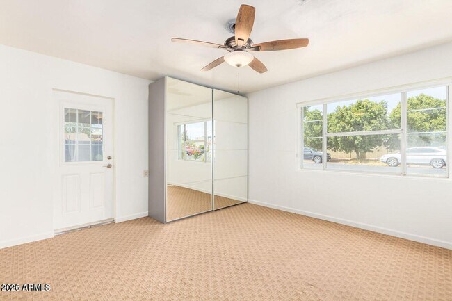 Building Photo - 2441 E Edgemont Ave