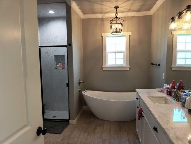 Building Photo - Stunning and Spacious 3bed/2bath Home – Yo...