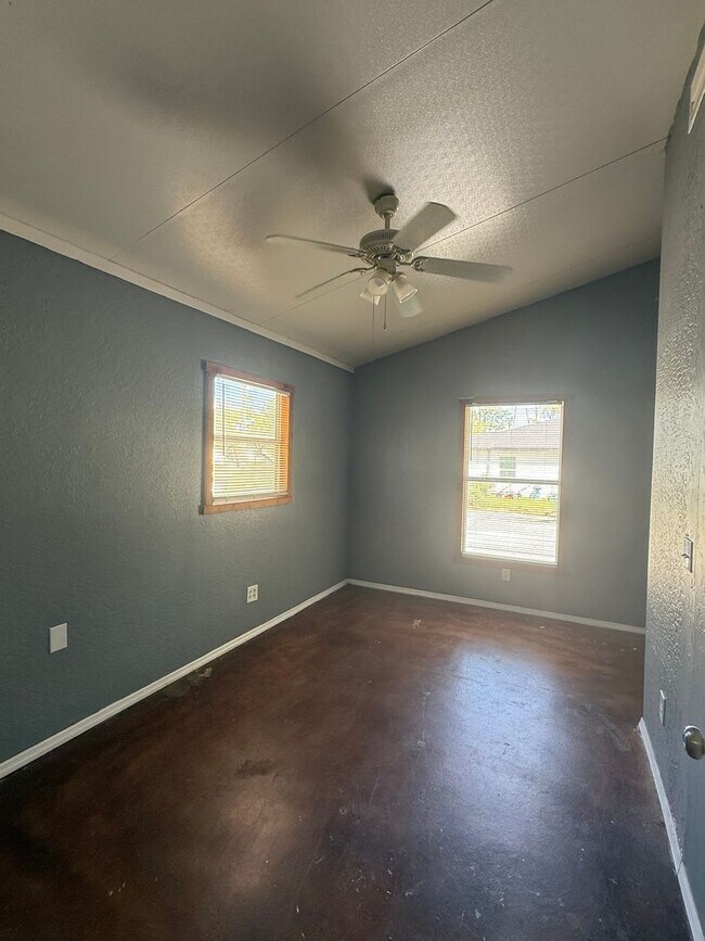 Building Photo - Spacious 4BR/3BA Home on Redmond Street – COMMERCIAL STYLE KITCHEN - Port Charlotte-$500 FIVE HUN...