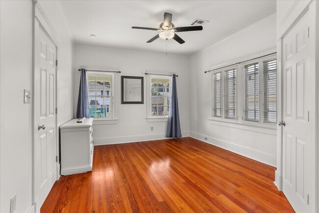 Building Photo - 5 BR- Available now or June lease - Renovated House steps from Campus!