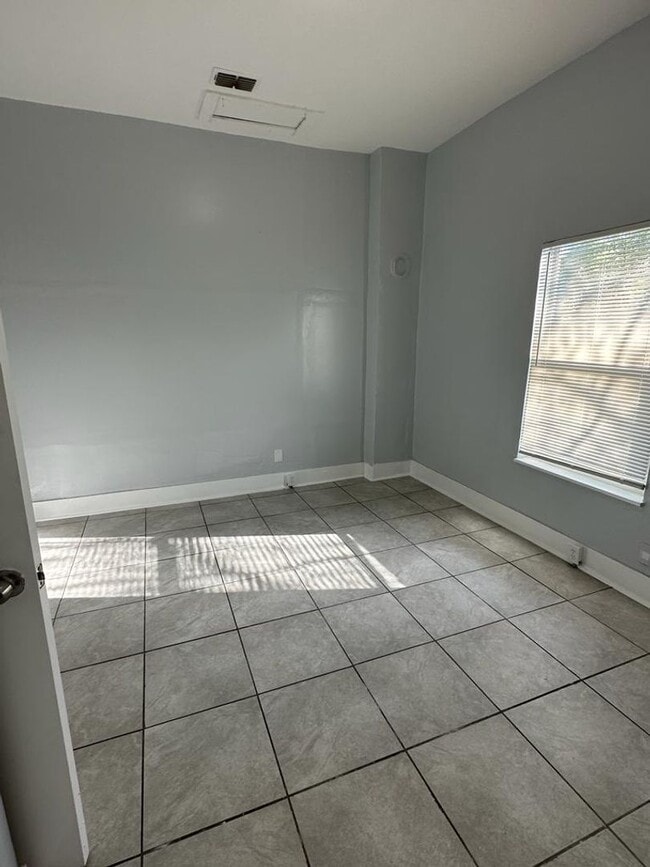 Building Photo - Fully renovated 2/1 single family residenc...