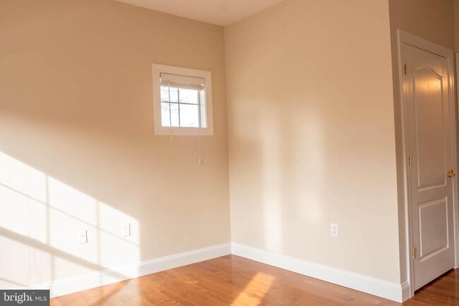 Building Photo - 204 Seneca Way