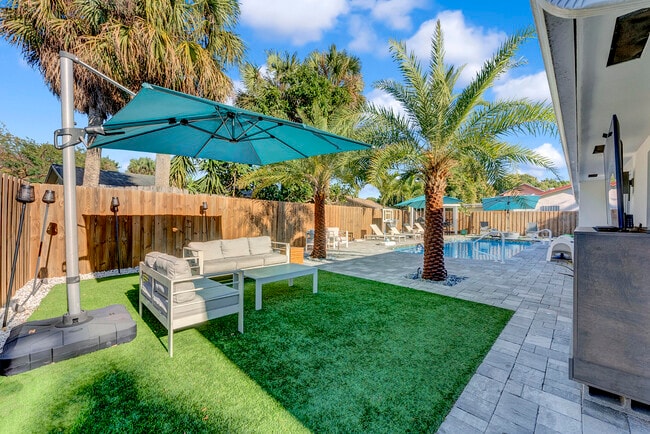 Building Photo - 707 W Boulevard Chatelaine