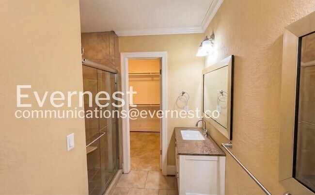 Building Photo - 2102 Vine St