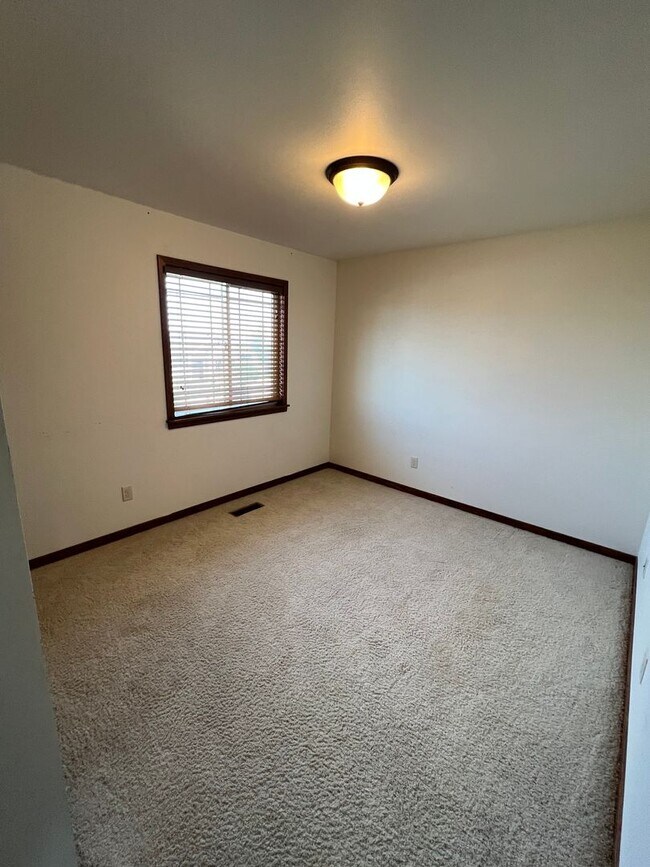 Building Photo - 3 bedroom, 3 bathroom Red Rocks Home for Rent