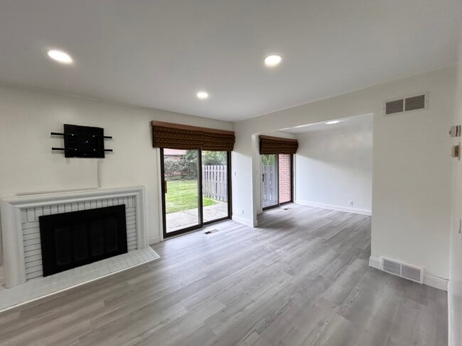 Building Photo - 3069 Lindenwood Dr
