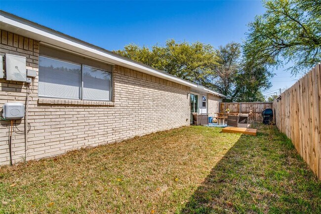 Building Photo - 2321 Norway Dr