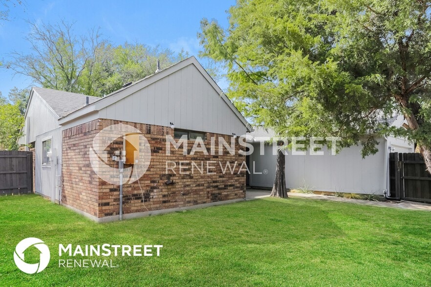 Building Photo - 2401 Cypress Dr