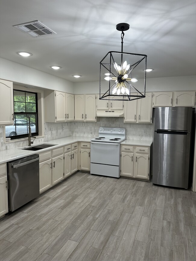 Building Photo - 112 Fox Run