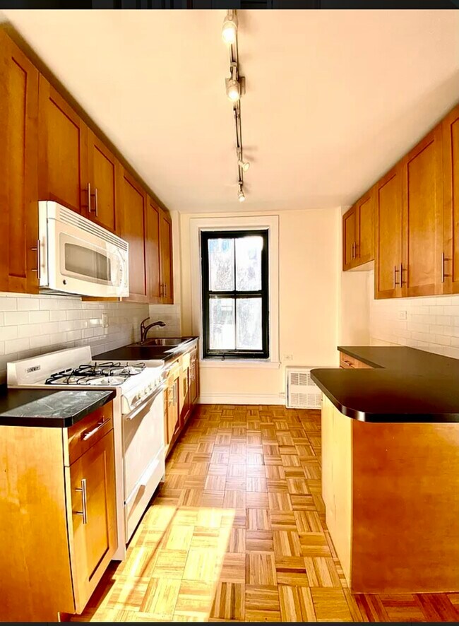 Building Photo - 531 E 78th St