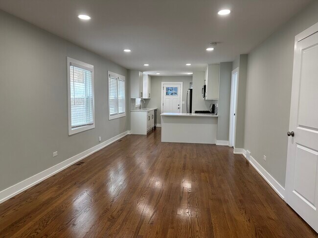 Building Photo - 5144 N Avers Ave