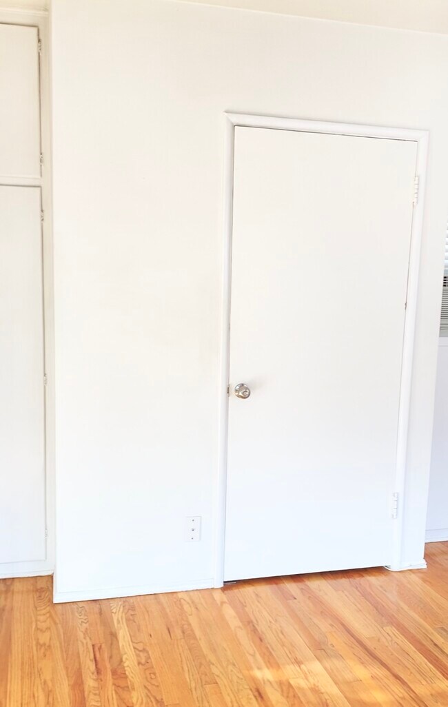 Building Photo - 226 N Hollywood Way