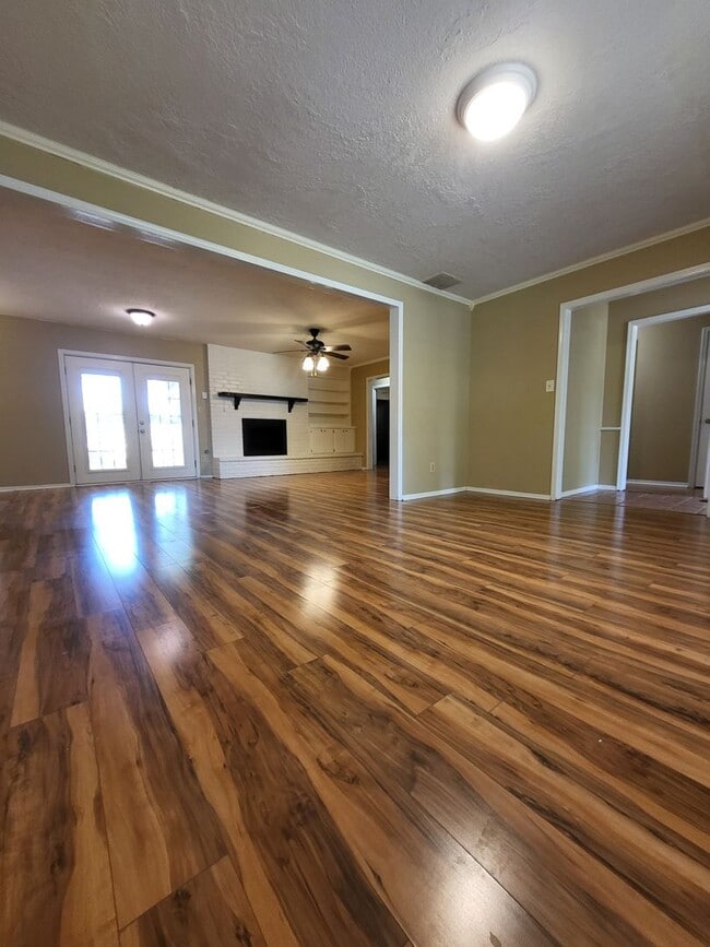 Building Photo - (4) Bed/(2) Bath + (2) Living Areas Avail ...