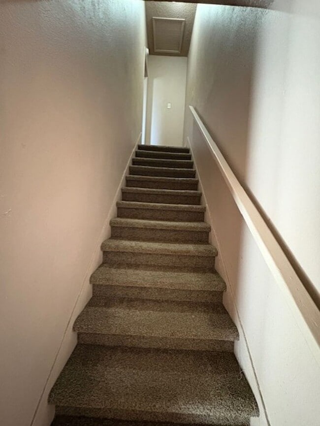 Building Photo - 709 Grape St