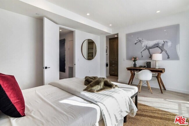 Building Photo - 1002 N Hudson Ave