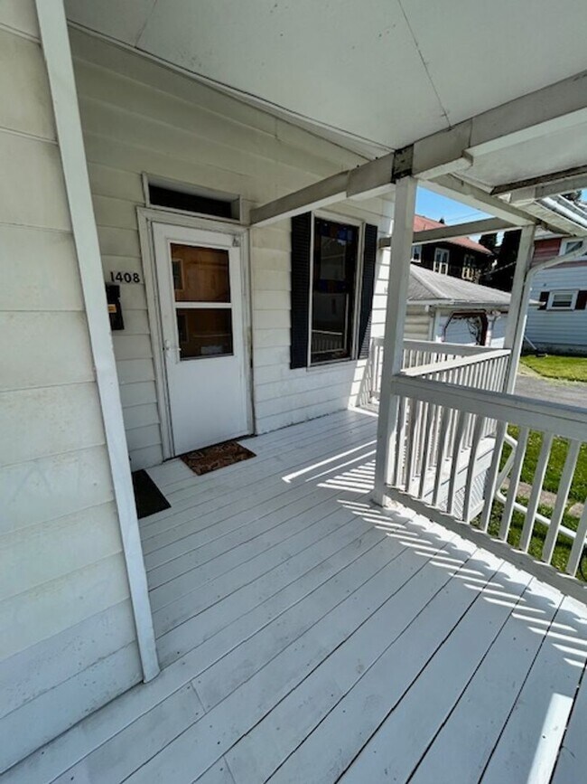 Building Photo - 1408 St James Pl