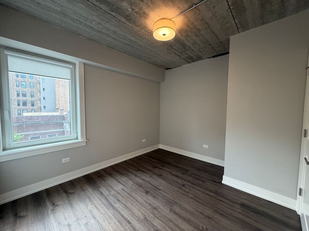 Building Photo - 952 W Carmen Ave
