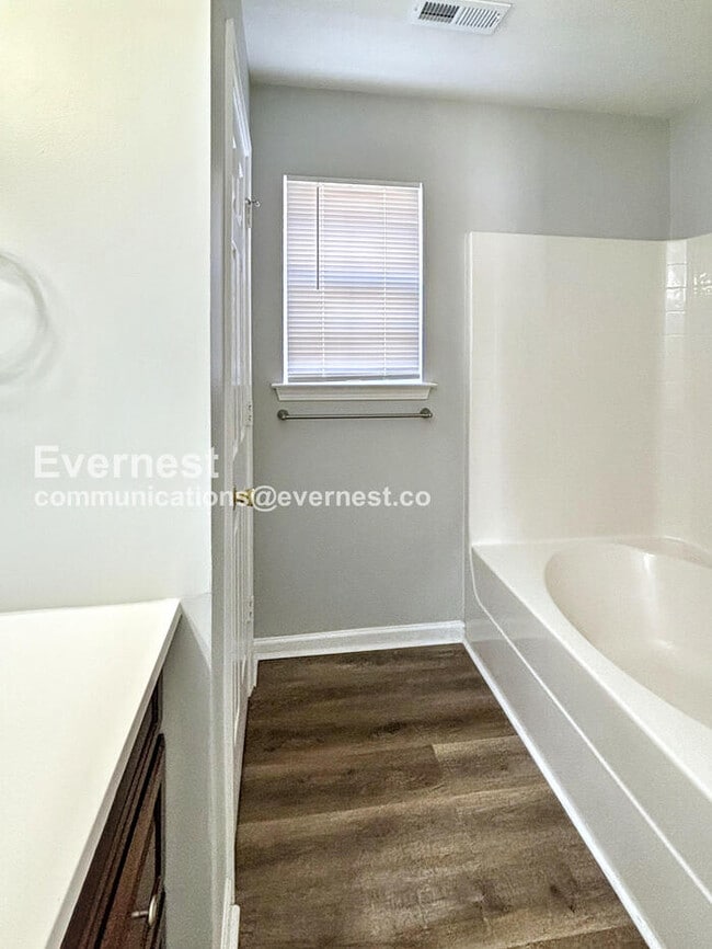 Building Photo - 4 Bed/2 Bath Home with Off-Street Parking / Pet-Friendly / Vouchers Accepted / Coming Soon!