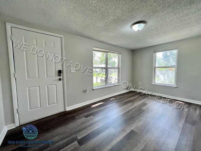 Building Photo - Adorable, fully renovated 3 bedroom / 1 ba...