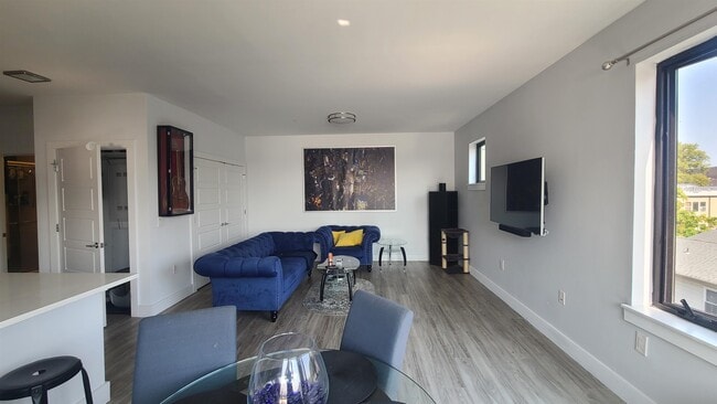 Building Photo - 5711 Washington St