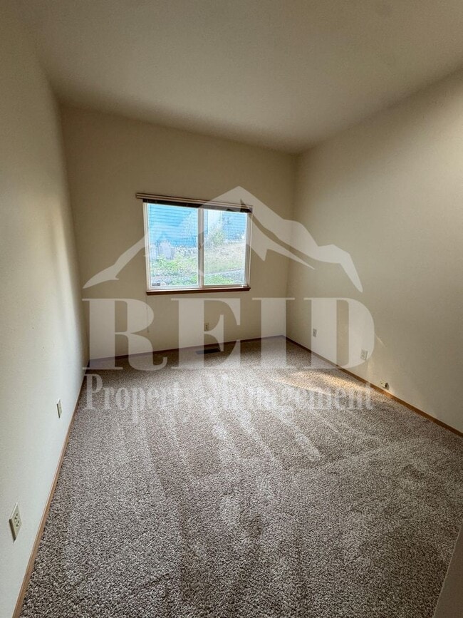 Building Photo - 979 NW Calypso Cir