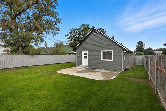 Building Photo - 1731 E Sanson Ave