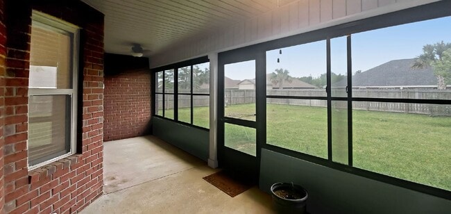 Building Photo - Clean and spacious home!