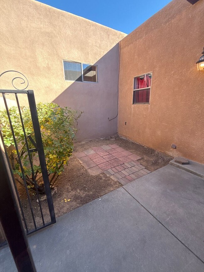 Building Photo - Townhouse Sandia Heights