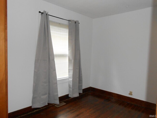 Building Photo - 215 E 12th St