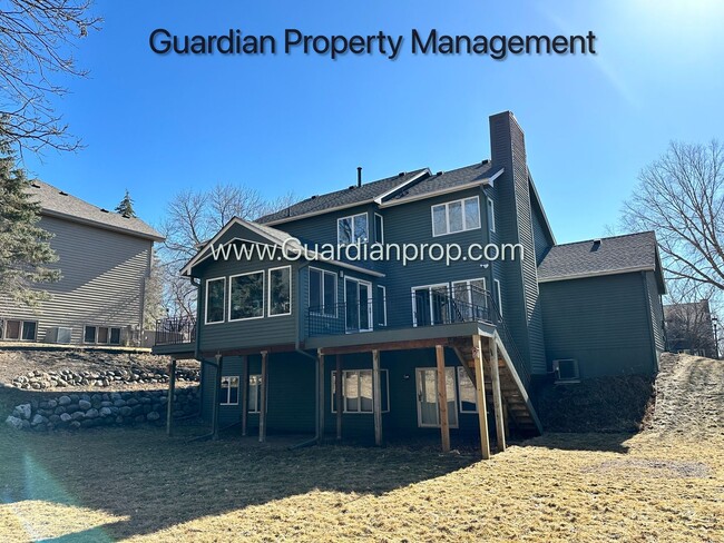 Building Photo - Eden Prairie SFH, 3 Car Garage, Sunroom, D...