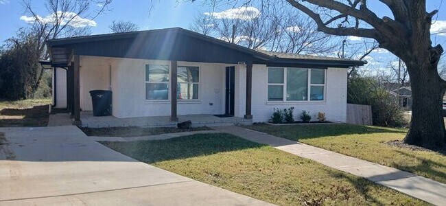 Building Photo - Updated Fort Worth Gem — Over 2,000 Sq Ft, Fireplace & Two Living Spaces