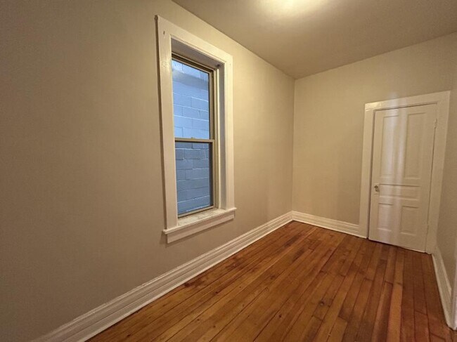 Building Photo - 3 bedroom in Chicago IL 60622