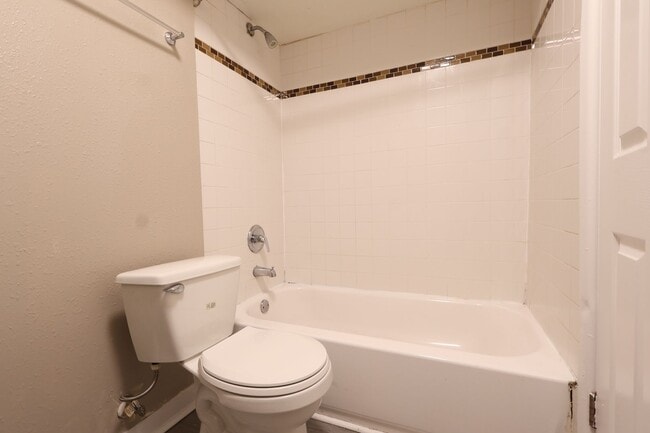 Building Photo - 1 Bedroom Apartment