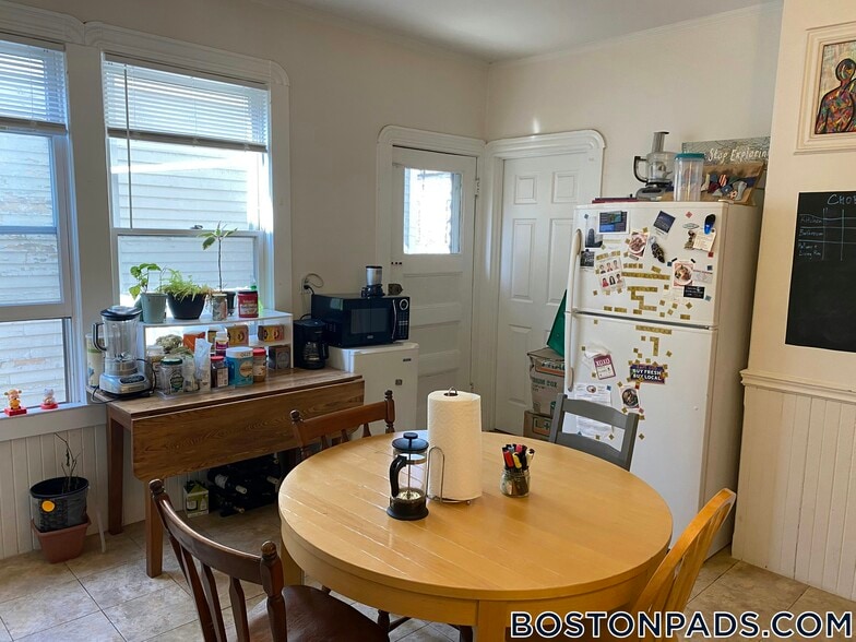 Building Photo - 32 Chatham St