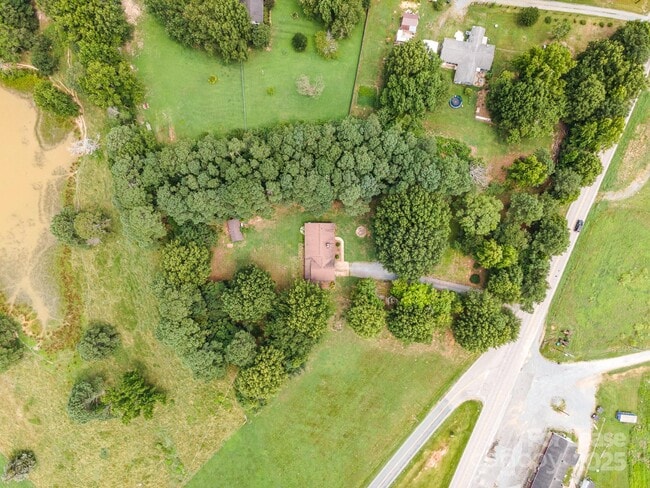 Primary Photo - 6118 S Rocky River Rd