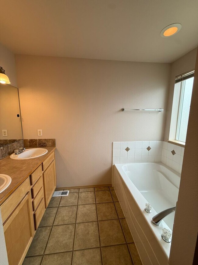 Building Photo - 3Bd/2.5Ba Maple Valley Home