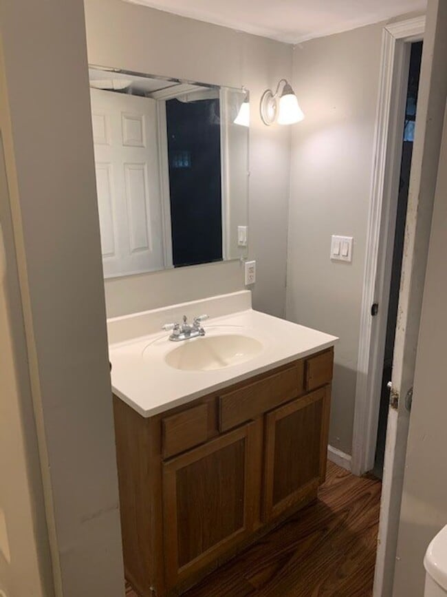 Building Photo - Spacious 4 Bed / 2 Bath Home with Large Ba...