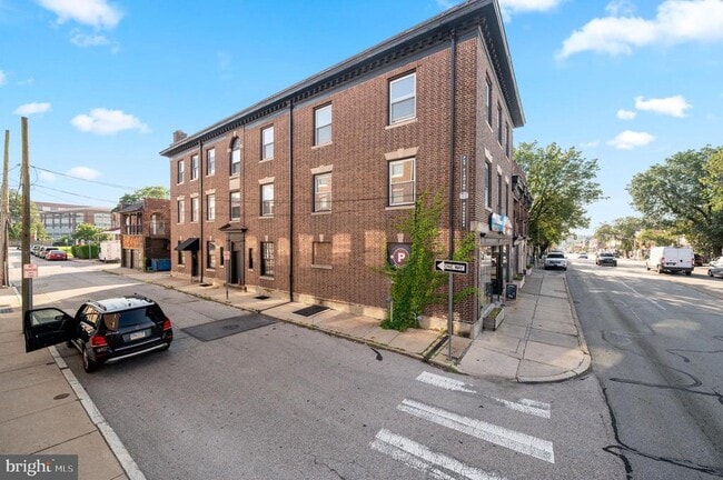 Building Photo - 834 W Lancaster Ave